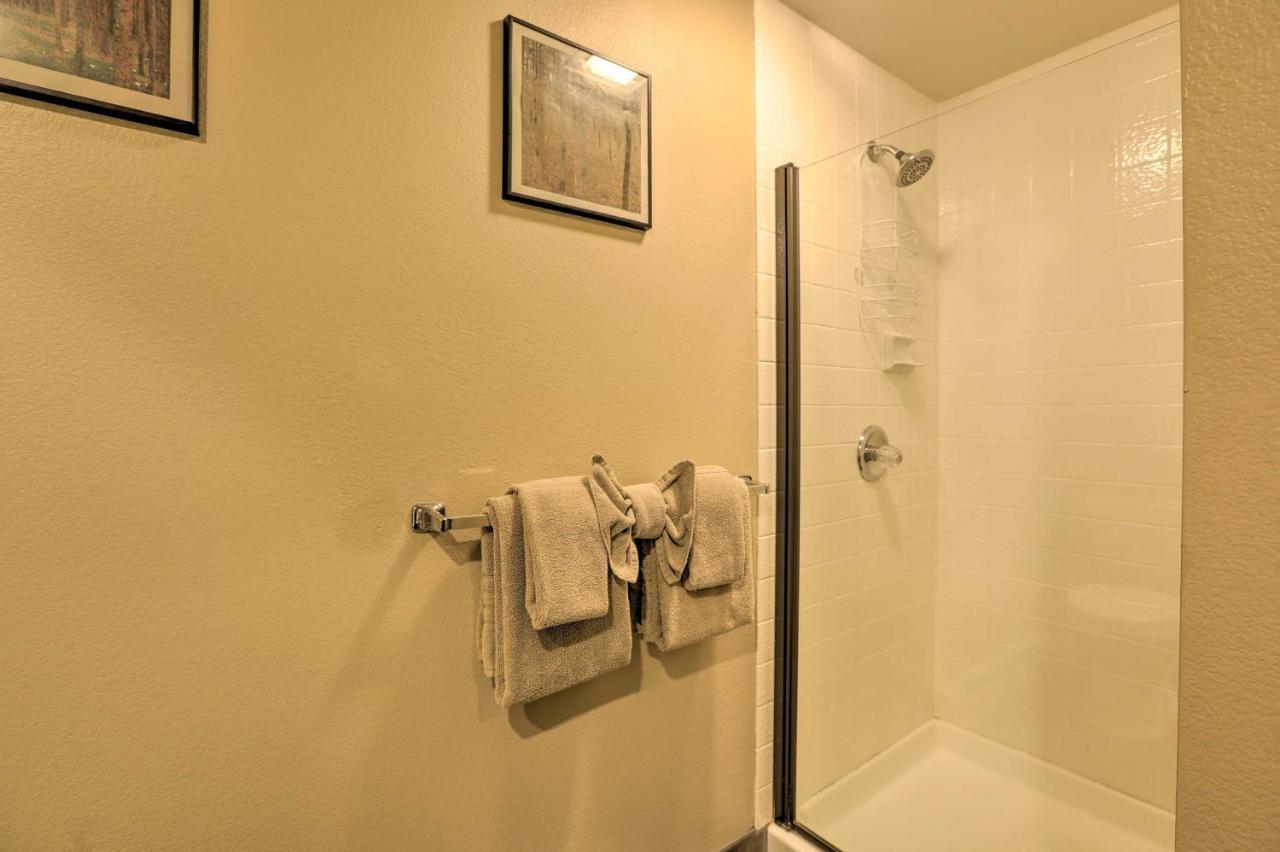 Corner-Unit Condo With Grill Walk To Lake Tahoe! 斜坡村 外观 照片